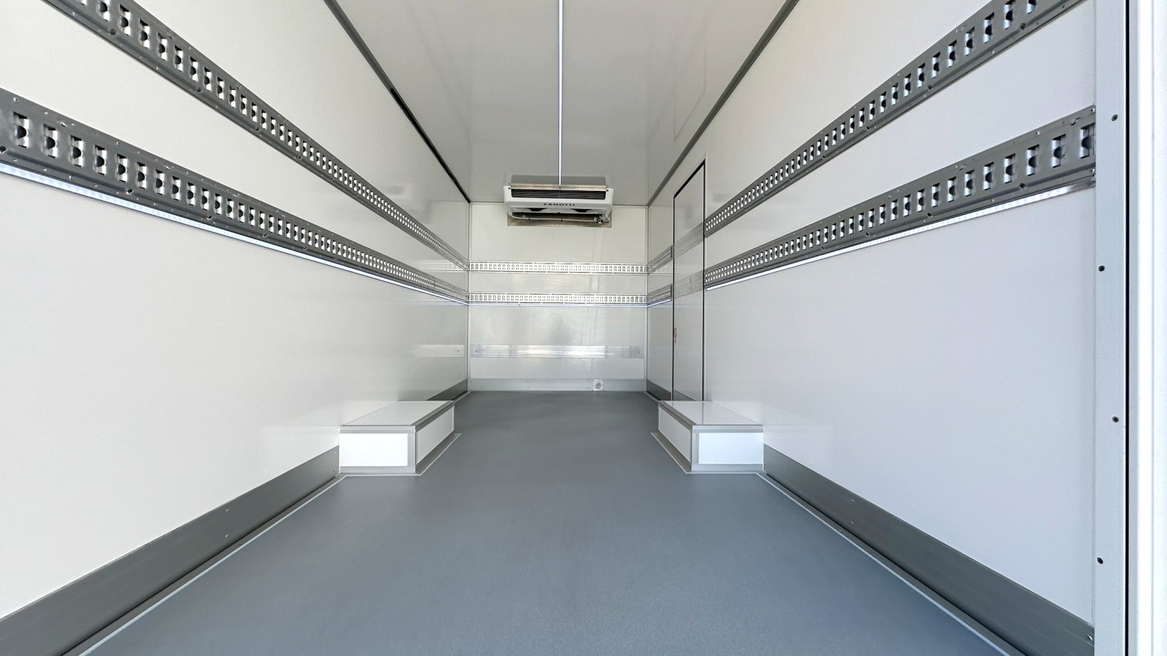 Wnętrze chłodni na platformie do -20°C – zabudowa chłodnicza Pony Auto
