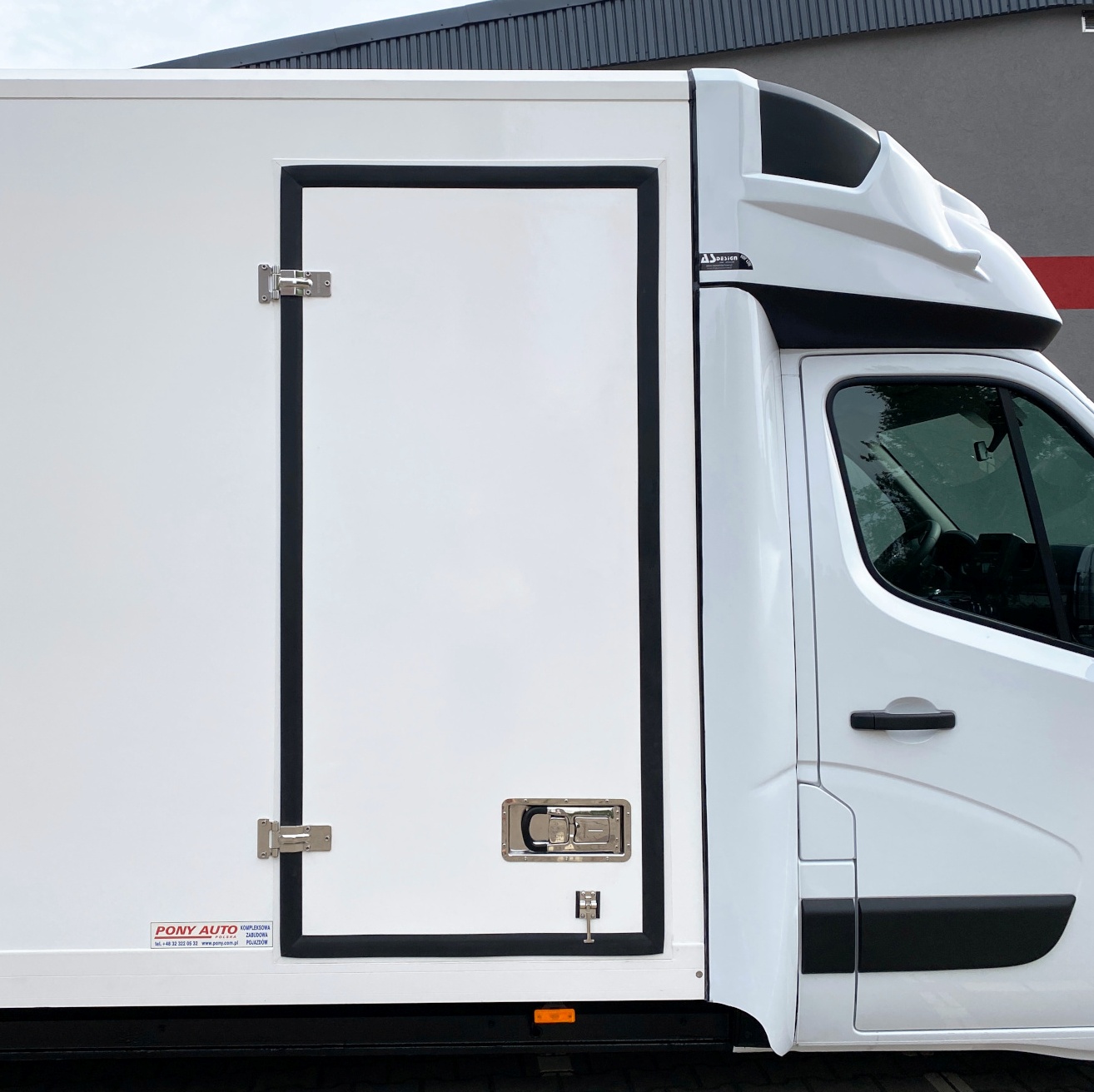 Drzwi boczne w chłodni na platformie – dostęp do przestrzeni ładunkowej